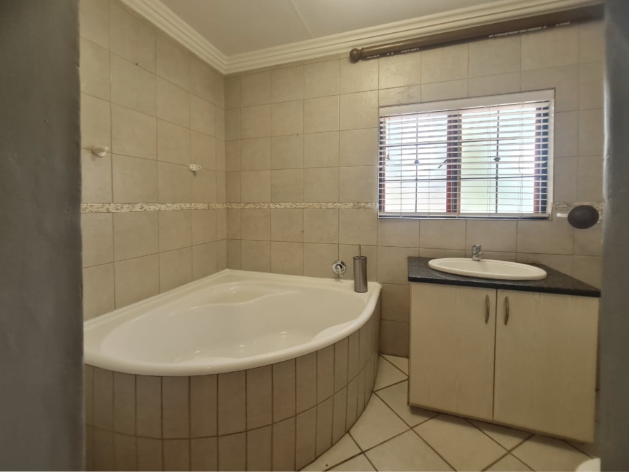 To Let 3 Bedroom Property for Rent in Melodie North West